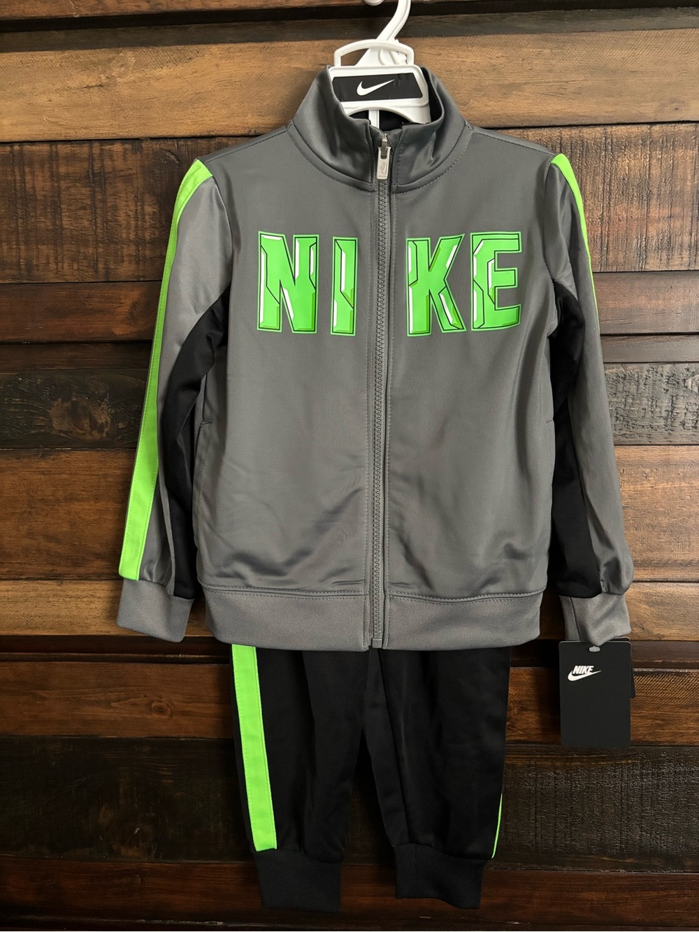 💚NWT Nike Grey & Neon Green Youth Track Jacket and Pants